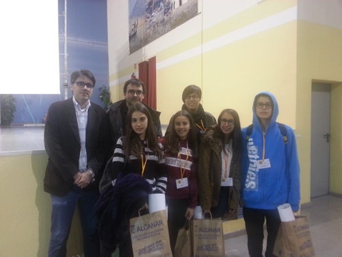 Els alumnes guanyadors, acompanyats pel regidor d'ensenyament