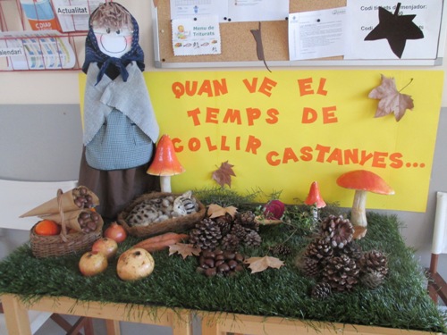 Taula decorada amb motiu de la festa de la castanyada