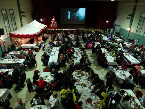 La sala multicultural plena de gom a gom